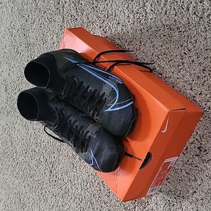 Boys/mens Nike size 7 soccer cleats